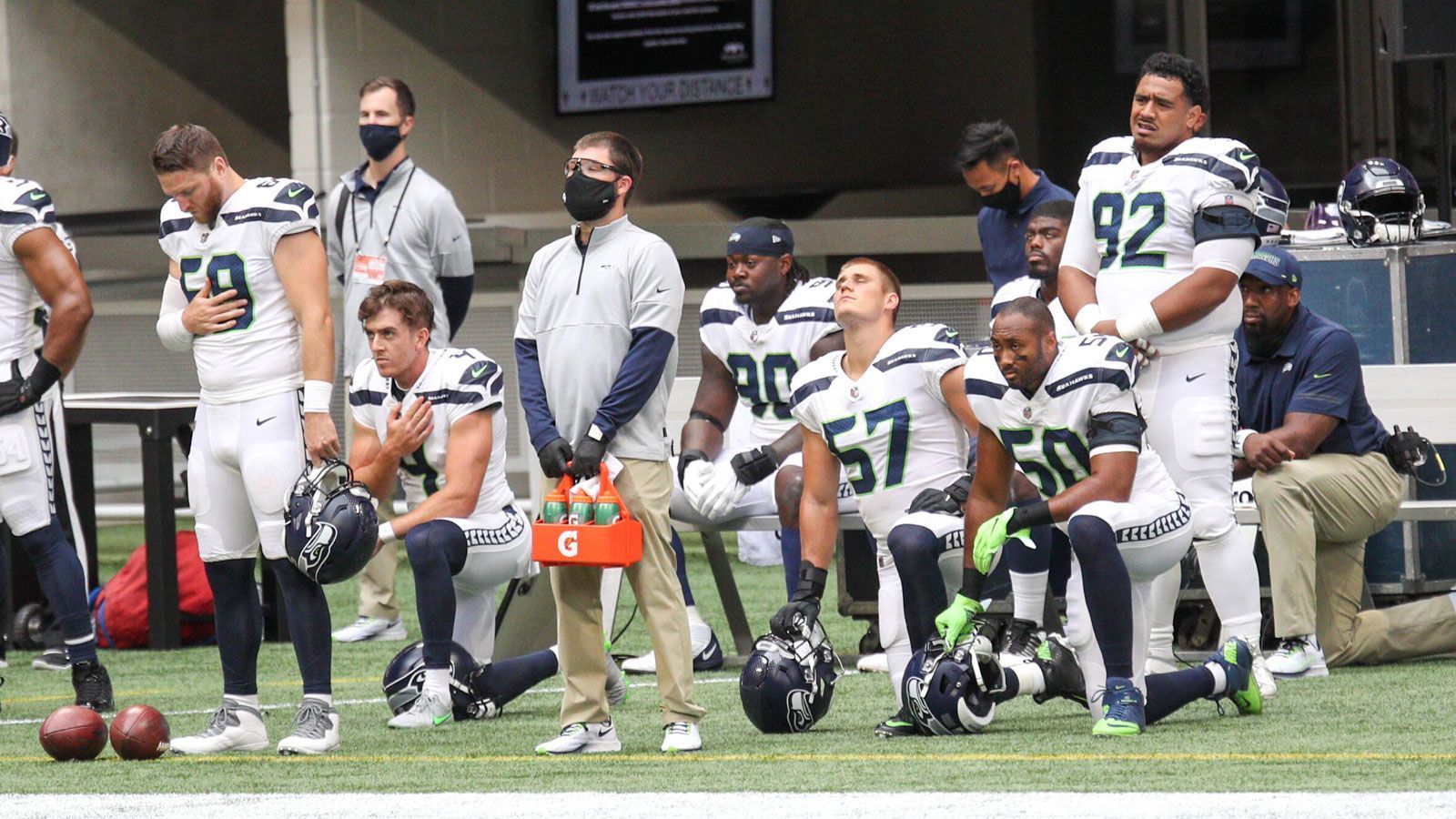 
                <strong>Gewinner: Seattle Seahawks</strong><br>
                Die vielleicht größte Schwäche der Seahawks-Defense ist der Pass Rush, der nach dem frühzeitigen Ausfall von Bruce Irvin kaum Druck auf den gegnerischen Quarterback ausüben konnte. Wenige Tage vor der Deadline tauschte Seattle daher Offensive Lineman B.J. Finney und einen Siebtrundenpick für das Jahr 2021 gegen Bengals-Defensive-End Carlos Dunlap. Der zweimalige Pro Bowler, der zuletzt mehrfach seine Unzufriedenheit in Cincinnati geäußert hatte, kommt in seiner elfjährigen Karriere auf 82,5 Sacks und ist eine gute Verstärkung für die Seattle.
              