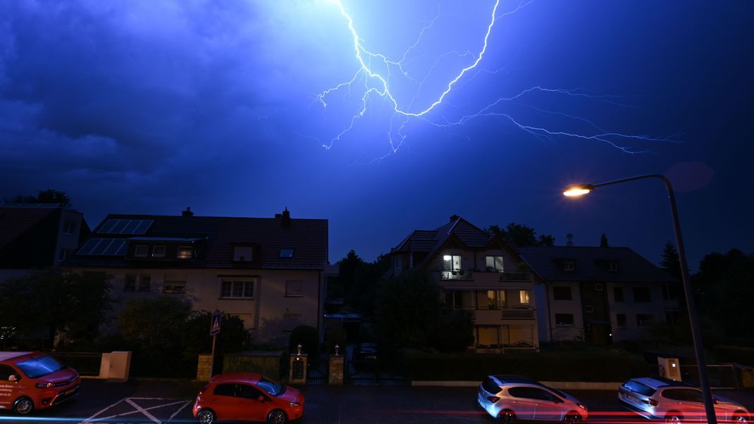 Blitze entladen sich am Abendhimmel während eines schweren Gewitters über Frankfurt.