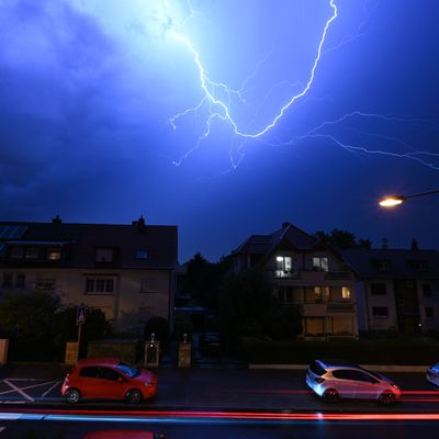 Blitze entladen sich am Abendhimmel während eines schweren Gewitters über Frankfurt.