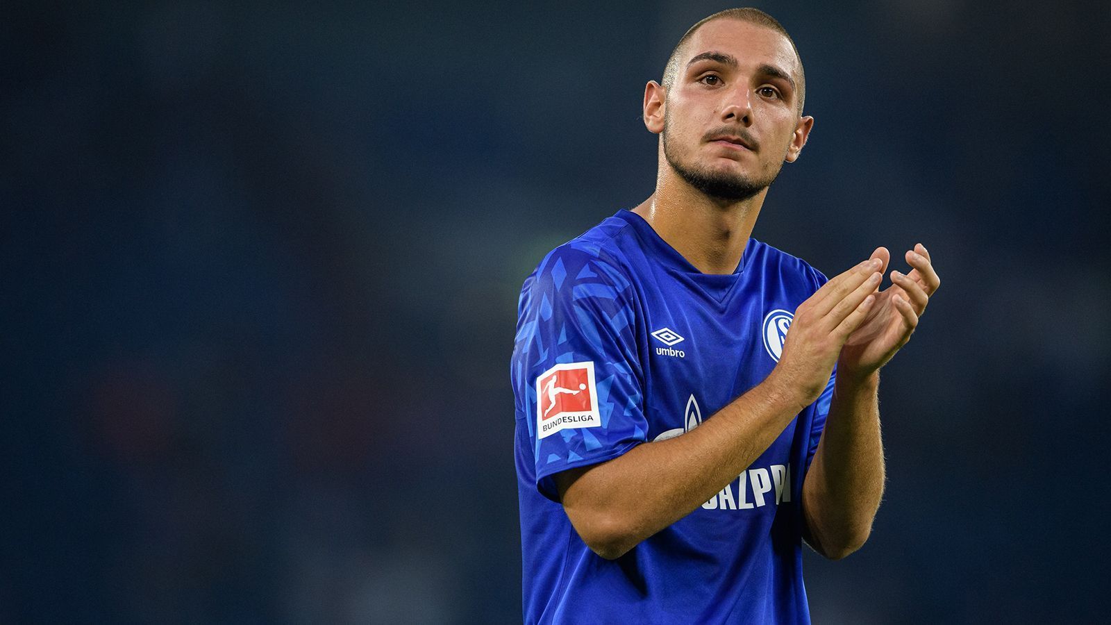 
                <strong>Ahmed Kutucu</strong><br>
                Bundesliga-Debüt bereits mit 18 Jahren, der erste Startelf-Einsatz gegen den FC Bayern und zwei Tore in den ersten fünf Spielen. Schnell ging es für den heute 20 Jährigen nach oben, seither ist der Weg aber steiniger geworden. In der aktuellen Saison durfte der Stürmer nur zweimal von Beginn an ran. Schwierige Zeiten, in denen mehr Einsatzzeiten aufgrund der mangelnden Konkurrenz eigentlich gerechtfertigt gewesen wären. Gegen Leverkusen und Frankfurt stand Kutucu dann doch von Beginn auf dem Platz und zeigte sein Potenzial, auch wenn es für Tore nicht reichte. 
              