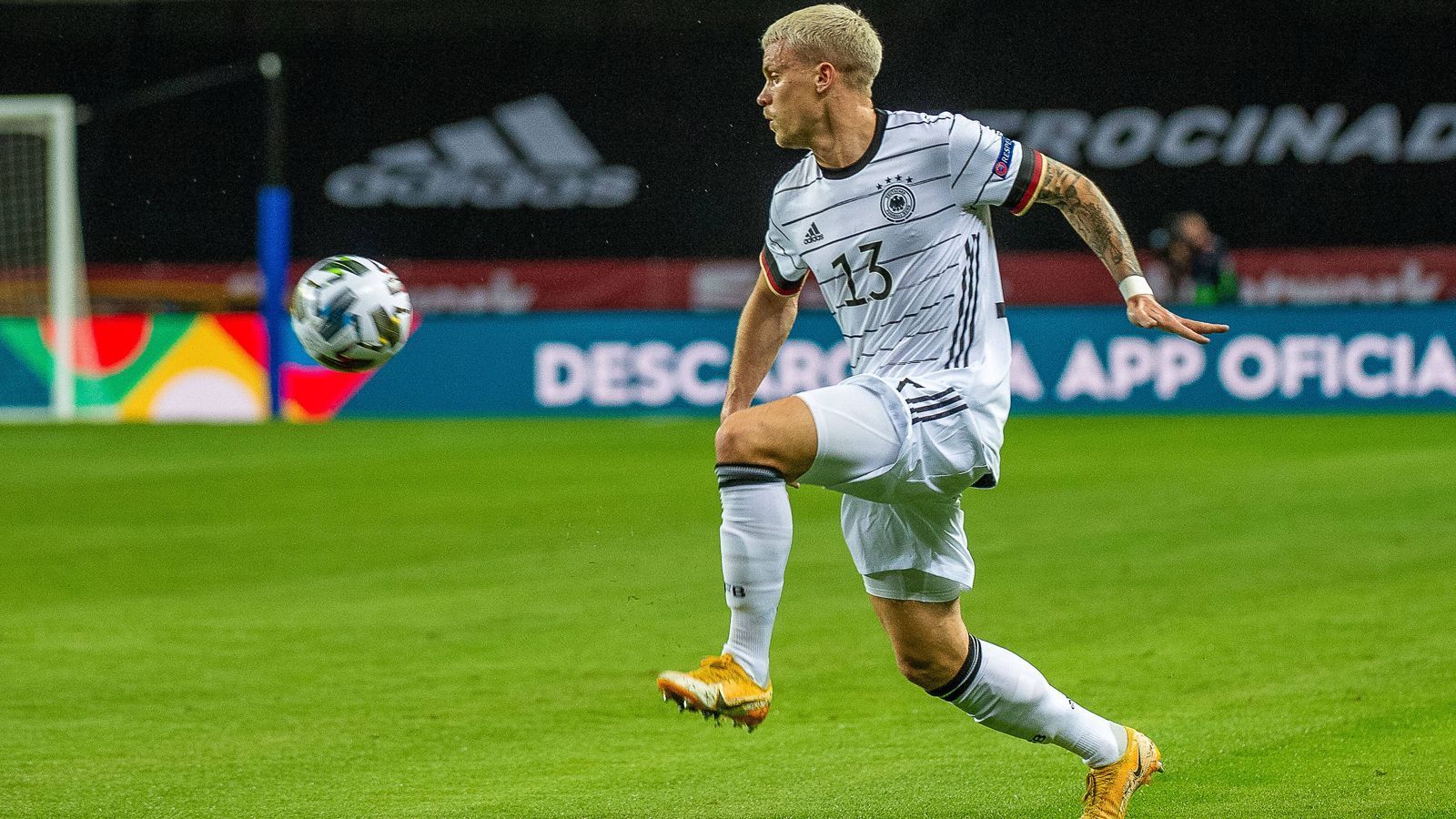 
                <strong>Philipp Max</strong><br>
                Von Spanien als Schwachpunkt der deutschen Defensive ausgemacht und kein Gegner für Gegenspieler Torres. Beinahe alle gefährlichen Angriffe der Hausherren rollen in Abschnitt eins über Max' Abwehrseite, der Glück hat, dass mehrere Stellungsfehler nicht zu noch mehr Gegentoren führten. ran.de-Note: 6
              