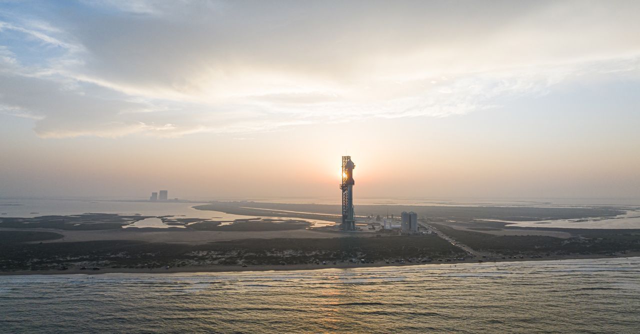 Der SpaceX-Raumbahnhof von Boca Chica liegt näher am Äquator als Cape Canaveral. Raketen brauchen von dort weniger Sprit, um in den Orbit zu gelangen.