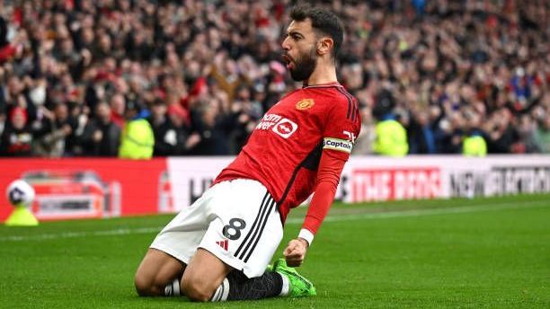 <strong>Bruno Fernandes (Manchester United)</strong><br>... Sollte Fernandes zustimmen, wäre Al-Hilal wohl bereit,&nbsp; 120 Millionen Euro an die Red Devils zu zahlen. Dem Profi winkt demnach ein Dreijahres-Vertrag mit einem Grundgehalt von gut 43 Millionen Euro, pro Saison würden die Ausgaben samt Boni und Ablösesumme bei 77,5 Millionen Euro liegen. Für United wäre ein Transfer in der Preisklasse der interne Rekordverkauf. Der Offensivstar hat in Manchester noch bis 2027 Vertrag.