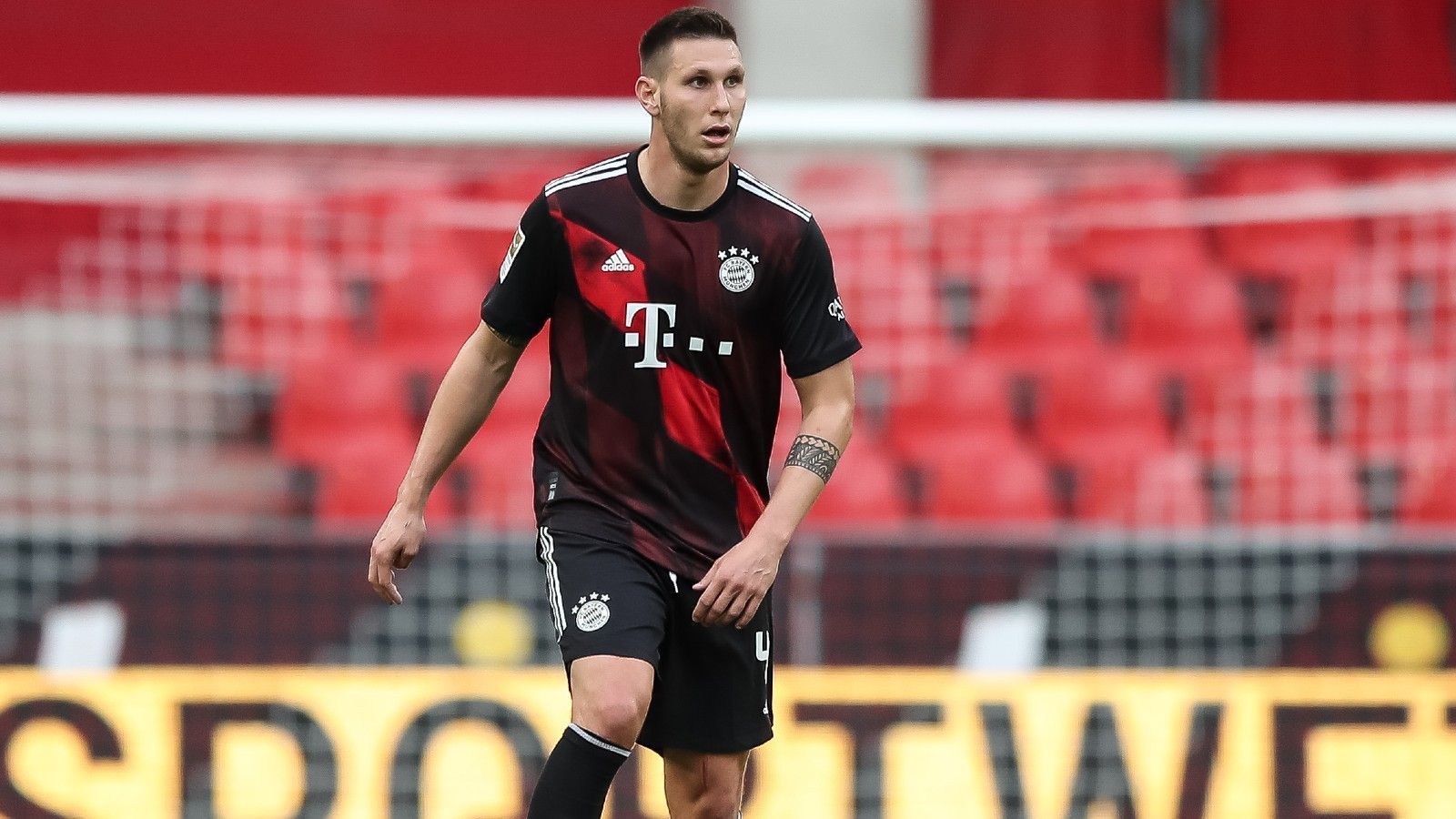 
                <strong>Niklas Süle</strong><br>
                Kommt diesmal wieder als Rechtsverteidiger zum Einsatz und ist dabei häufig einfach viel zu behäbig. Wenn Freiburg zu Chancen kommt, dann über seine Seite. Vor allem Grifo bringt ihn immer wieder in Bedrängnis. Springt beim 1:1 durch Gulde bei einer Ecke nicht hoch, so dass der Freiburger problemlos einköpfen kann. Insgesamt ein schwächeres Spiel, allerdings mit einer wichtigen Rettungstat in der 71. Minute, als er gemeinsam mit Nübel Davies' Bock in letzter Sekunde ausmerzt. In der 72. Minute für Sarr ausgewechselt. ran-Note: 4
              