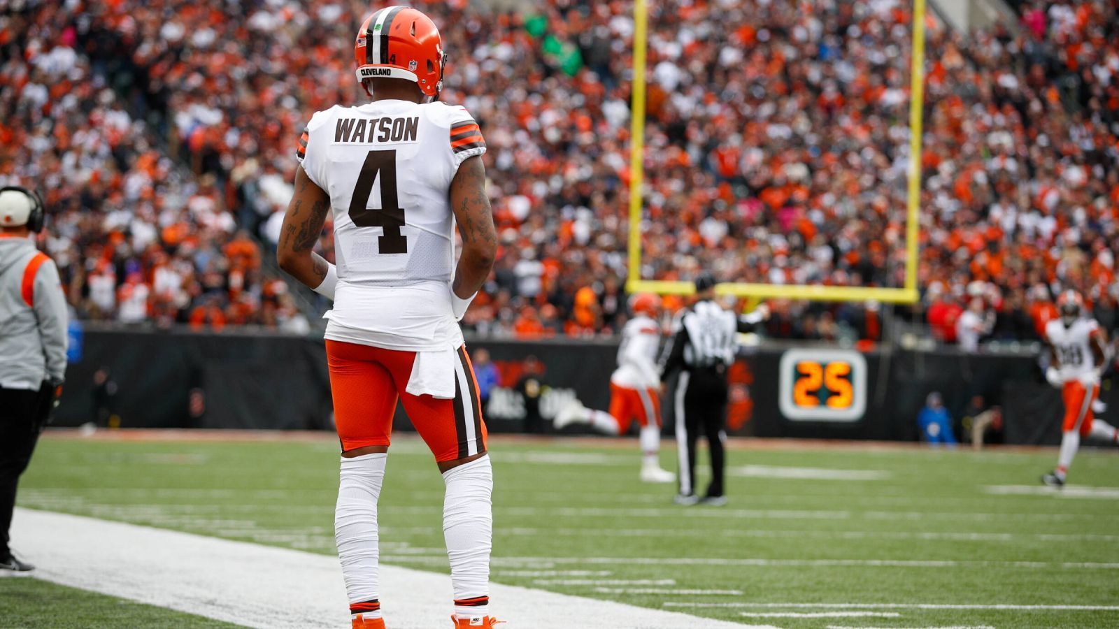 
                <strong>Verlierer: Deshaun Watson (Cleveland Browns)</strong><br>
                Abgesehen von Tom Bradys Rückkehr nach New England im Jahr 2021 wurde in den letzten Jahren wohl kaum etwas so gespannt erwartet wie das Debüt von Deshaun Watson bei den Cleveland Browns nach mehrmonatiger Sperre. Nach mittlerweile vier Auftritten muss man sagen: Watson ist mehr als eingerostet. Nur 58 Prozent seiner Bälle kommen an, bei keinem der vier Spiele war sein Passer Rating auch nur in der Nähe der magischen 100er-Grenze (69.3 im Schnitt). Zudem gingen die Rushing-Statistiken von Nick Chubb seit Watsons Rückkehr runter. Kein Spiel mehr über 100 Yards und kein Touchdown. Man wird das Gefühl nicht los, die Browns waren mit Jacoby Brissett besser unterwegs.
              