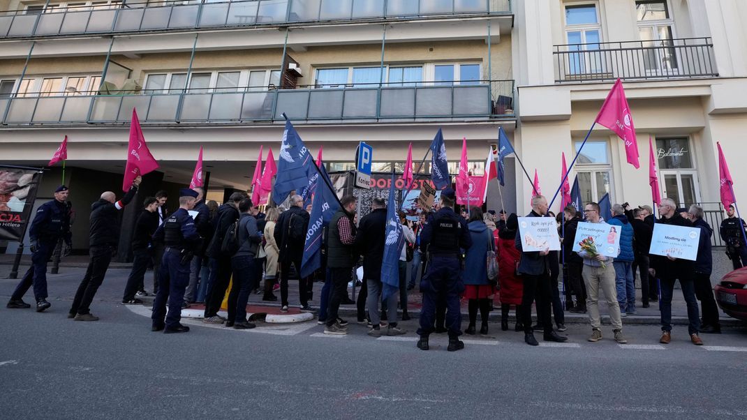 Demonstranten stehen vor einem neu eröffneten Zentrum, in dem Frauen Abtreibungen durchführen lassen können.