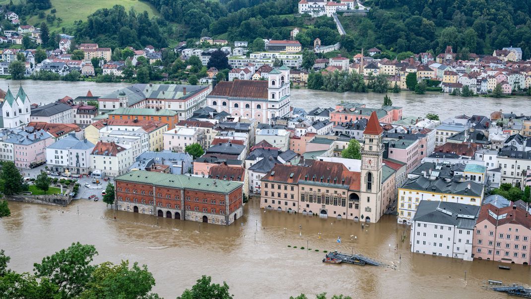 Teile der Altstadt sind vom Hochwasser der Donau überflutet. In Bayern herrscht nach heftigen Regenfällen vielerorts weiter Land unter. 
