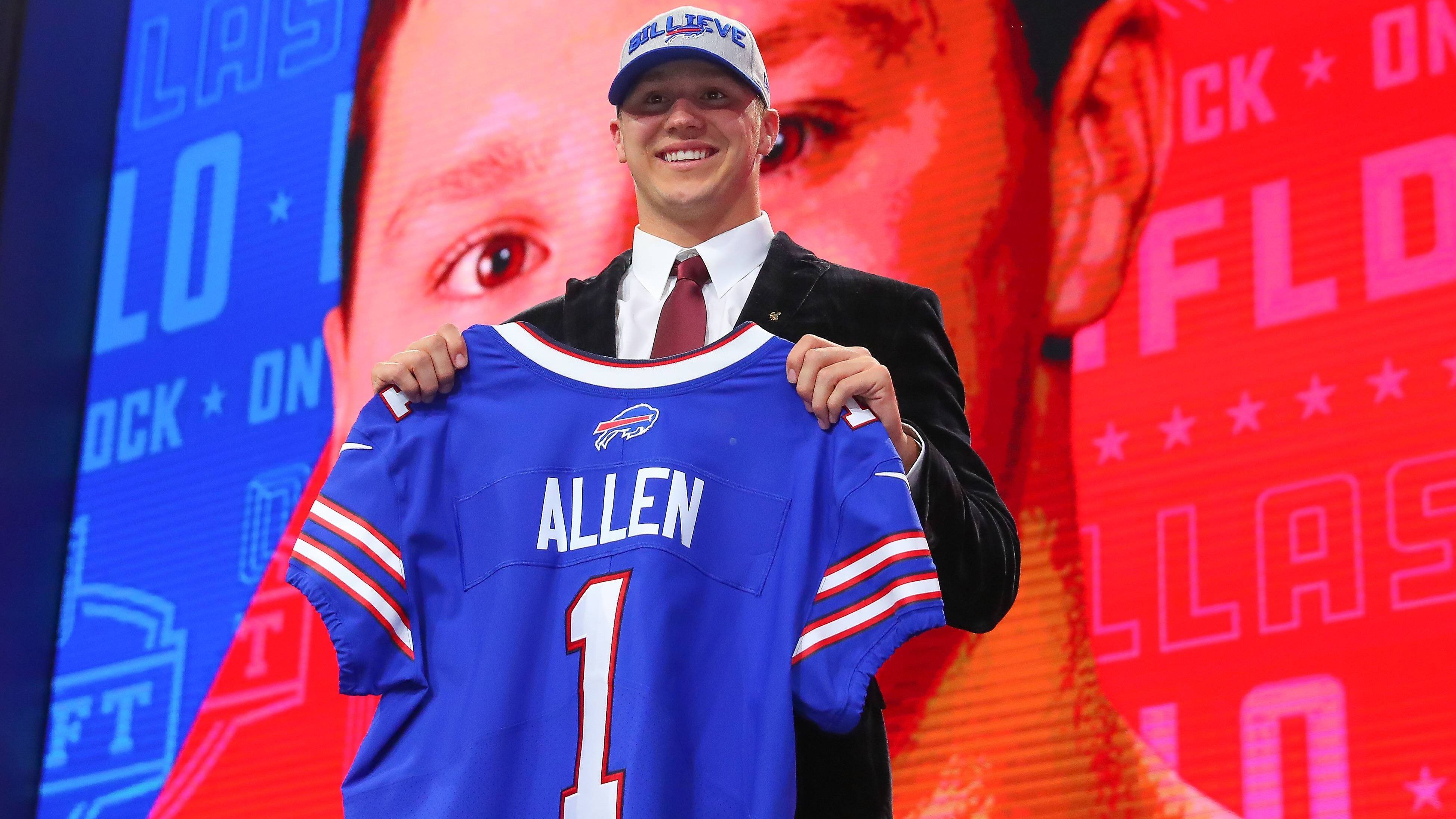 
                <strong>Josh Allen (7. Pick im Draft 2018, Buffalo Bills)</strong><br>
                An Position sieben des 2018er Jahrgangs schlugen die Bills zu und sicherten sich mit Josh Allen ihren Franchise Quarterback. Spätestens seit dieses Saison hat er diesen Status zementiert und auch die letzten Zweifel dank bärenstarker Leistungen ausgeräumt. Drei Plätze nach Allen wurde noch ein gewisser Josh Rosen an Platz zehn von den Arizona Cardinals verpflichtet. Dieser erlangte mit der Aussage Berühmtheit, dass vor ihm neun Fehler gemacht wurden, indem die Teams ihn nicht verpflichtet haben. Mittlerweile ist er nach zahlreichen Stationen Backup bei den 49ers.
              