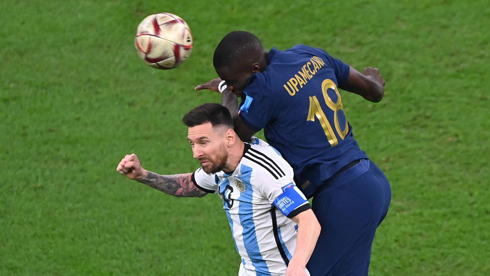 
                <strong>Dayot Upamecano</strong><br>
                Der Bayern-Profi wackelt von Beginn an und kann nicht an seine bisherigen WM-Leistungen anknüpfen. Sehenswert ist allerdings Upamecanos saubere Grätsche, mit der er Messi bei einem Dribbling am Strafraum vom Ball trennt. Vor dem 0:2 unterläuft ihm der Fehlpass in der gegnerischen Hälfte. Auch im weiteren Verlauf wechseln sich Licht und Schatten ab. Nach dem Ausgleich stärker, rettet zweimal in höchster Not. ran-Note: 3
              