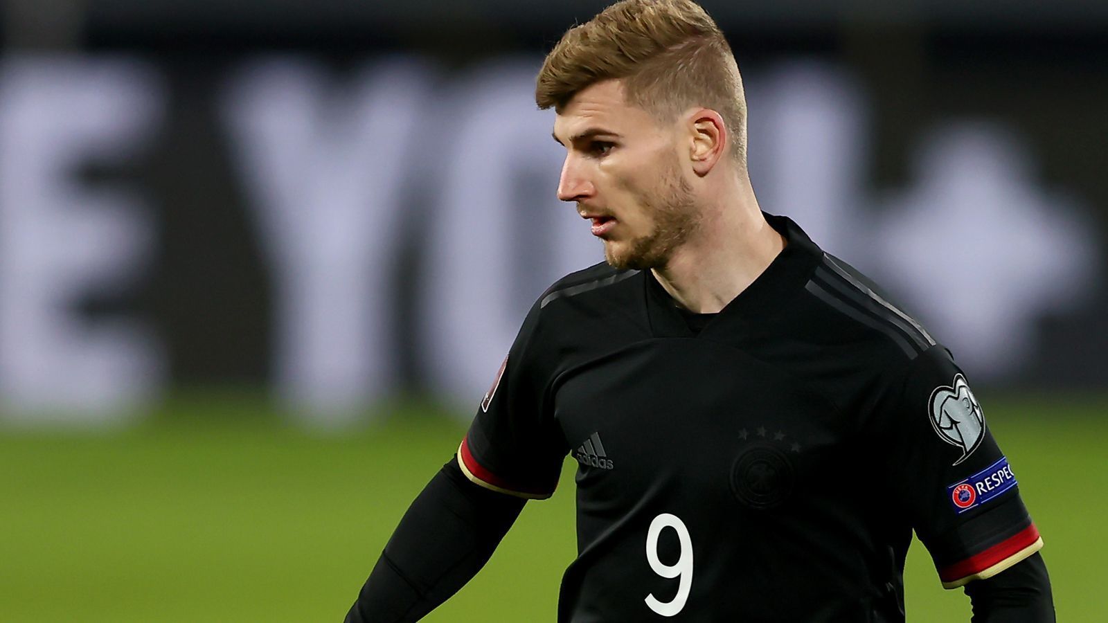 
                <strong>Timo Werner</strong><br>
                Timo Werner kommt in der 77. Minute für Chelsea-Teamkollege Havertz, reiht sich mit einer zu fahrlässig vergebenen Großchance aber in die etwas unglückliche Vorstellung der deutschen Offensivabteilung ein. Keine Bewertung.
              