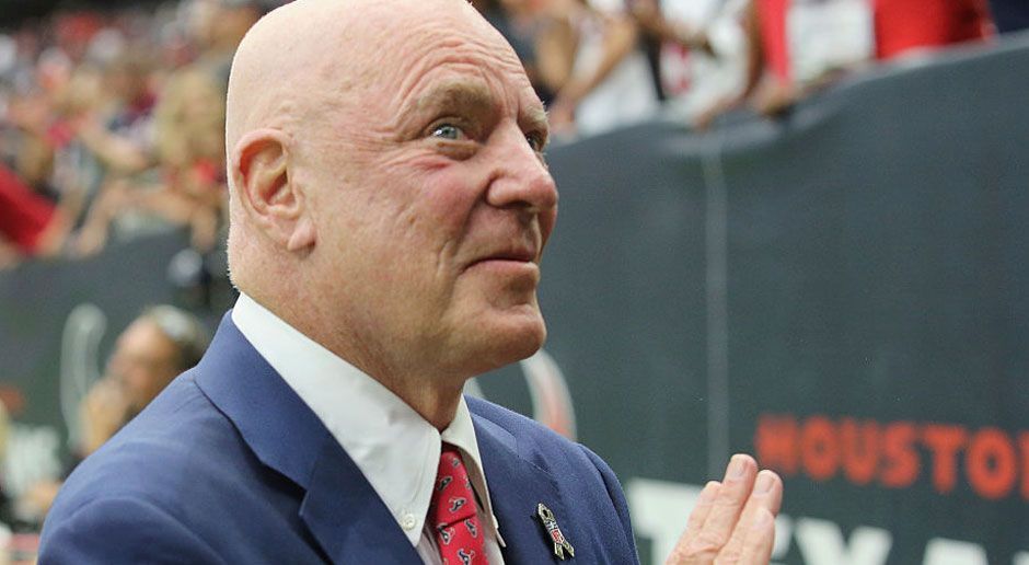 
                <strong>Verlierer: Bob McNair</strong><br>
                Der Eigentümer der Houston Texans hat mit einer wirklich dämlichen Aussage das eigene Team gegen sich aufgebracht. Zum Hymnen-Protest der vergangenen Wochen soll er gesagt haben: "Die Insassen dürfen nicht das Gefängnis führen." Zehn Spieler boykottierten daraufhin das Training. Vor dem Duell mit den Seattle Seahawks knieten fast alle Spieler während der Hymne – und protestierten damit öffentlich gegen ihren eigenen Arbeitgeber.
              