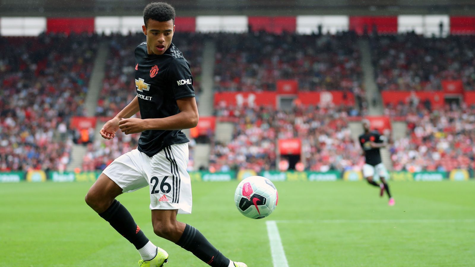 
                <strong>Mason Greenwood (Manchester United)</strong><br>
                Beim englischen Rekordmeister Manchester United haben Eigengewächse unter Coach Ole-Gunnar Solskjaer auch einen gewissen Wert. Neben den bereits in der Startelf etablierten Ex-Nachwuchsspielern Marcus Rashford, Jesse Lingard oder Scott McTominay arbeitet schon die nächste Generation hauseigener Talente am Durchbruch. Einer der Interessantesten im United-Kader ist der erst 17 Jahre alte Mason Greenwood. Der Stürmer sammelte in der Vorsaison in der zweiten Mannschaft sowie in der Jugend viel Spielpraxis und stellte seine Torjägerqualitäten überall unter Beweis. Das war Grund genug für die Verantwortlichen, den Engländer zu den Profis hochzuziehen. Mittlerweile hat der Teenager in der Spielzeit 2019/20 schon vier Premier-League-Einsätze auf dem Konto - mehr als in der gesamten Vorsaison.
              