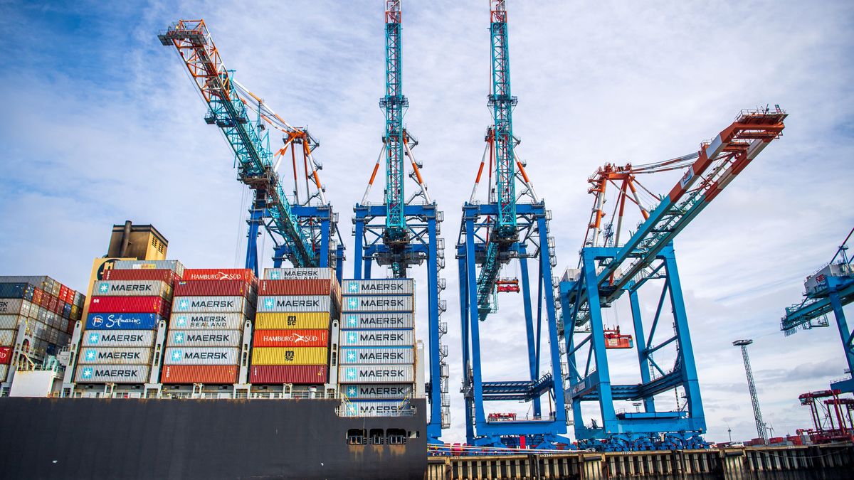 Ein Schiff liegt im Containerhafen Bremerhaven. Die deutsche Wirtschaft schwächelt aktuell.