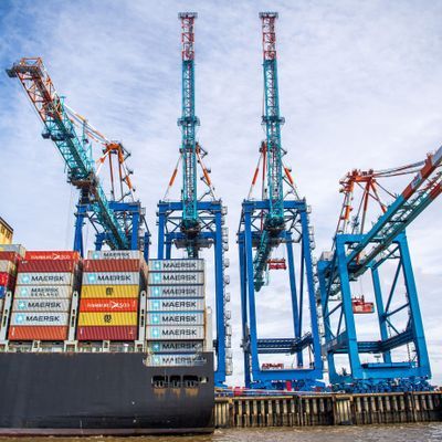 Ein Schiff liegt im Containerhafen Bremerhaven. Die deutsche Wirtschaft schwächelt aktuell.