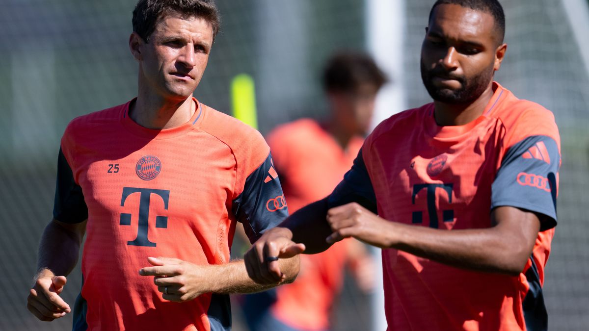 Thomas Müller (l) und Jonathan Tah in Aktion.