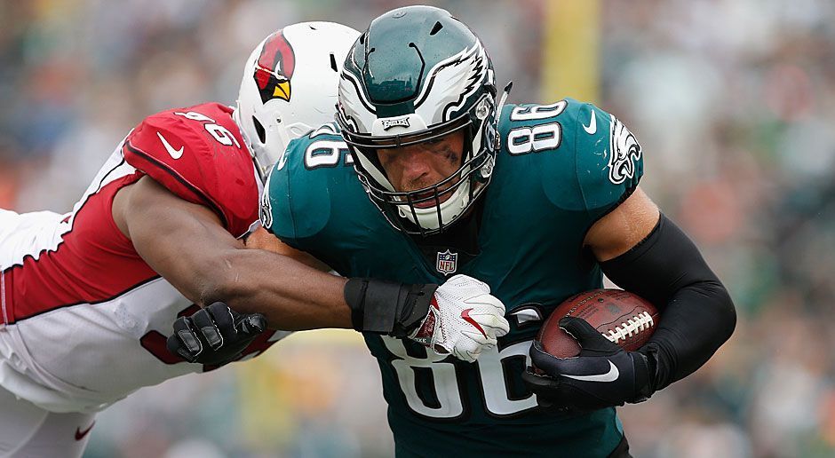 
                <strong>Zach Ertz (Philadelphia Eagles)</strong><br>
                Tight End, 26 Jahre, 5. Saison - Mit sechs Touchdowns hat Ertz bereits jetzt einen persönlichen Saisonrekord aufgestellt. Vor seinem verletzungsbedingten Ausfall beim 51:23 gegen die Denver Broncos am vergangenen Wochenende war der Second-Round-Pick des Draft 2013 in vier Spielen nacheinander erfolgreich.
              