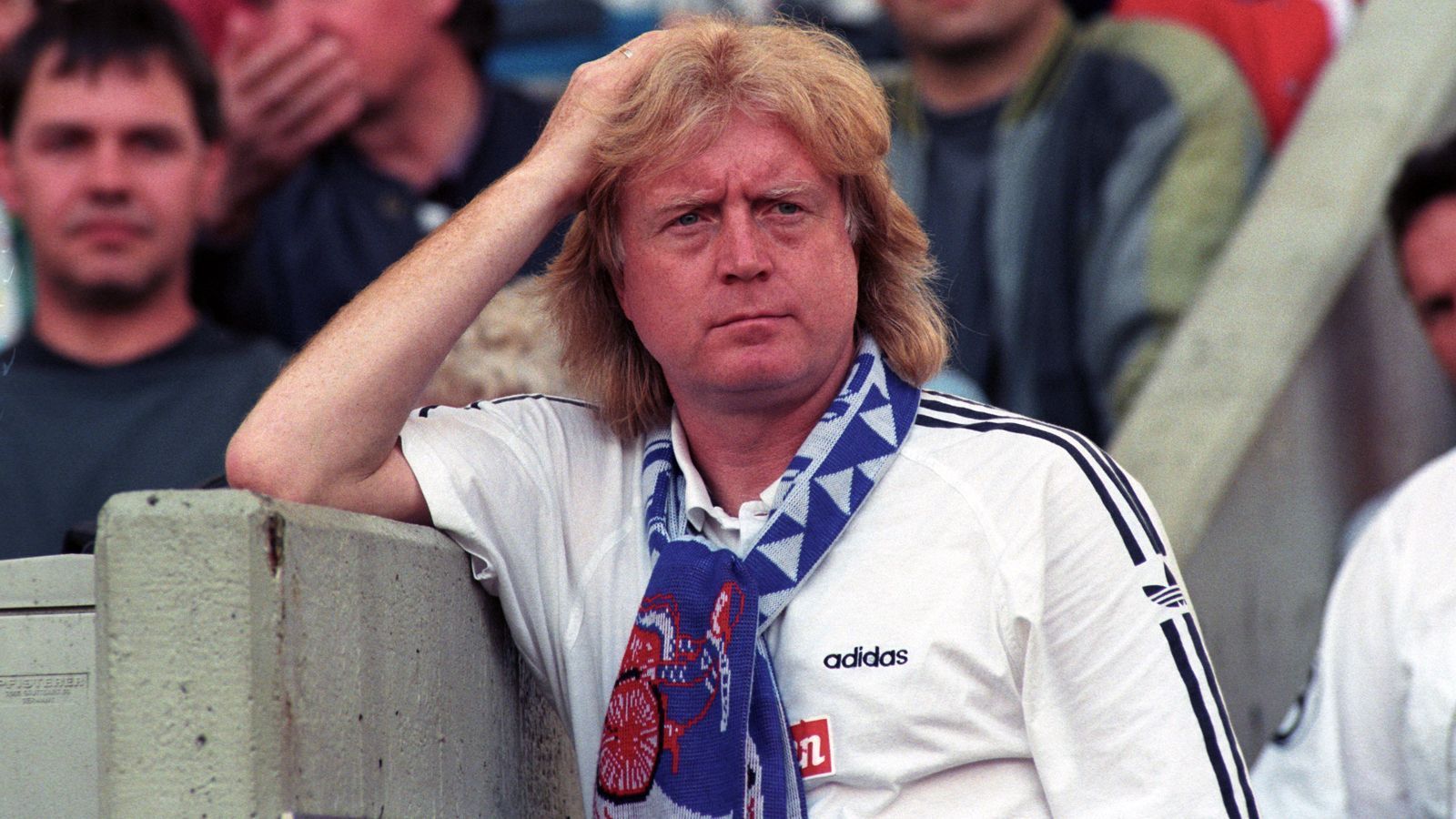 
                <strong>Winfried Schäfer (Karlsruher SC)</strong><br>
                "Winni, zähl' deine Ausländer!" Mit dieser Durchsage versuchte der Stadionsprecher bei Karlsruhes Heimspiel in der Bundesliga am 11. November 1995 gegen Leverkusen alles, um Trainer Schäfer vor seinem folgenschweren Wechselfehler zu bewahren. Schäfer hatte nämlich zur Pause mit dem Russen Sergej Kirjakov den vierten Ausländer aufs Feld geschickt und damit laut damaligen Statuen einen zu viel. Durch diesen Fauxpas von Schäfer wären mögliche Punkte für den KSC ohnehin ab diesem Zeitpunkt weg gewesen, doch ein Protest von Bayer Leverkusen war letztlich gar nicht nötig. Die Gäste gewannen ohnehin mit 4:1 im Wildpark.
              