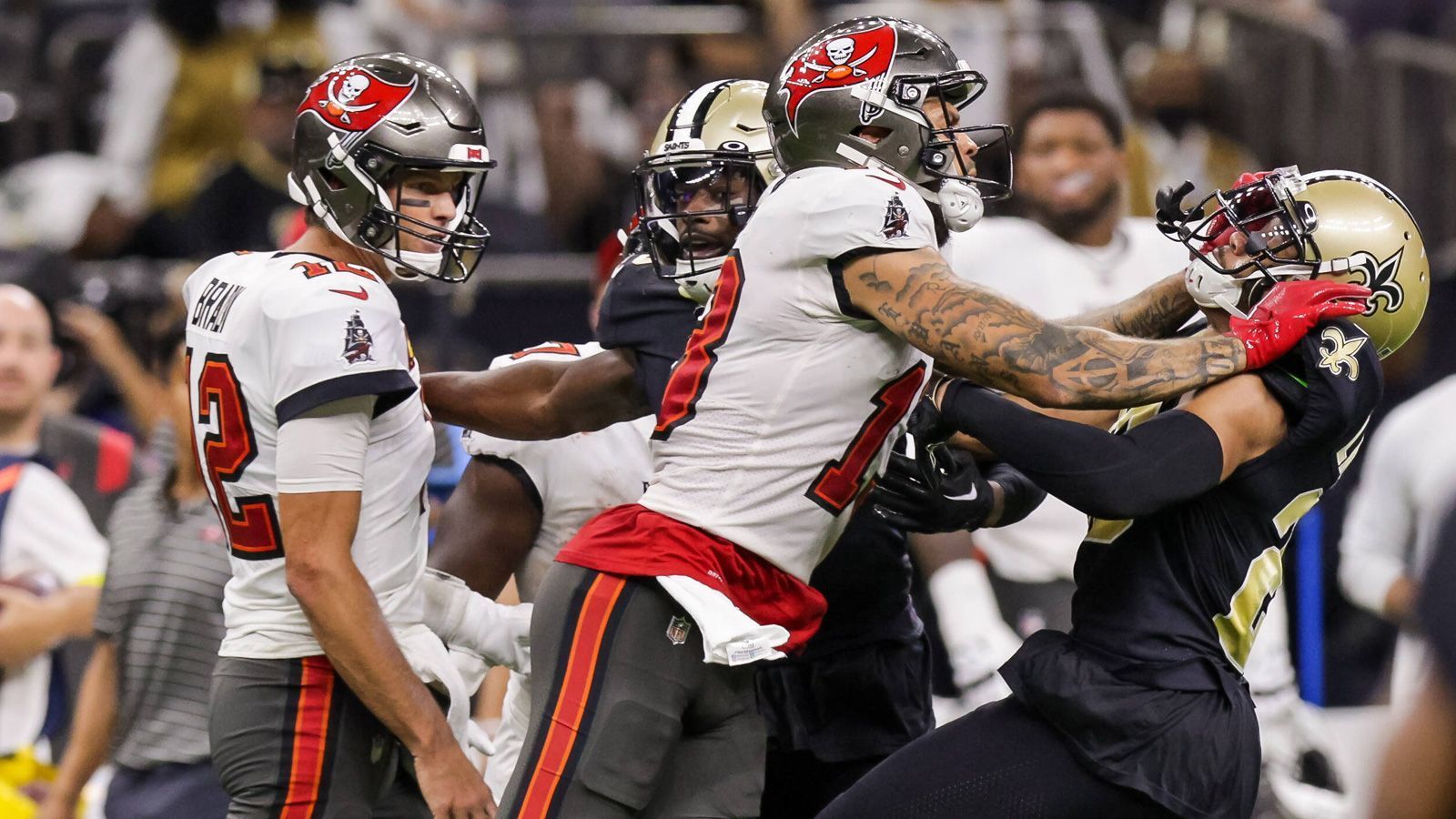 
                <strong>Mike Evans und Marshon Lattimore: Chronik einer tiefen Abneigung</strong><br>
                Zur jüngsten Eskalation kam es am Wochenende. Lattimore lieferte sich ein Wortgefecht mit Quarterback Tom Brady und winkte verächtlich ab. Woraufhin zunächst Leonard Fournette, Running Back der Buccaneers, Lattimore anging. Dann schaltete sich Evans in die Handgreiflichkeiten ein und rammte Lattimore zu Boden. Woraufhin sich eine ordentliche Prügelei zwischen mehreren Spielern beider Teams entwickelte. Die Szene seht ihr hier auf ran.de nochmal im Video.
              