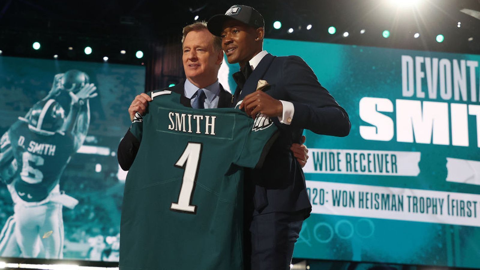 
                <strong>Philadelphia Eagles - DeVonta Smith (Pick 10)</strong><br>
                Die Philadelphia Eagles traden sich vom 12. auf den 10. Pick hoch. Dafür geben sie neben ihrem Erstrunden-Pick auch noch ihren Pick der 3. Runde an Position 84 an die Dallas Cowboys. Die Eagles nutzen ihr Wahlrecht, um mit Wide Receicer DeVonta Smith von den Alabama Crimson Tide den amtierenden Heisman-Trophy-Gewinner auszuwählen. "Er passt perfekt in das System mit Jalen Hurts, ich mag den Pick", sagt ran-Experte Patrick Esume.
              