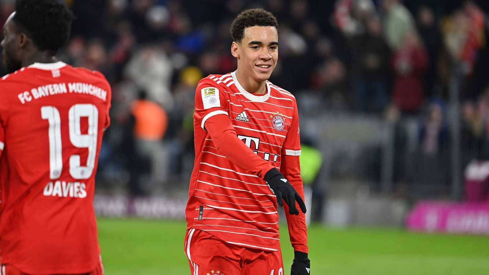 
                <strong>Zentrales offensives Mittelfeld: Jamal Musiala (FC Bayern München)</strong><br>
                In einer starken Bayern-Hinrunde vermutlich der beste Spieler - nicht nur der Münchner, sondern der gesamten Liga. Nach der WM fiel er in ein Loch, wollte oftmals den einen Gegenspieler zu viel ausfummeln. Seine Statistiken (11 Tore, 11 Vorlagen) und seine bärenstarke Hinrunde sprechen jedoch für sich. Musiala ist einer der besten Spieler der Bundesliga und verdient im Team des Jahres.
              