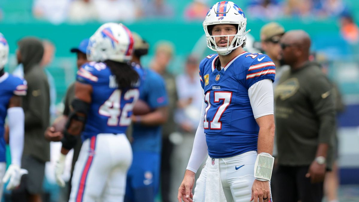 NFL, American Football Herren, USA Buffalo Bills at Miami Dolphins Nov 9, 2025; Miami Gardens, Florida, USA; Buffalo Bills quarterback Josh Allen (17) warms up before a game against the Miami Dolph...