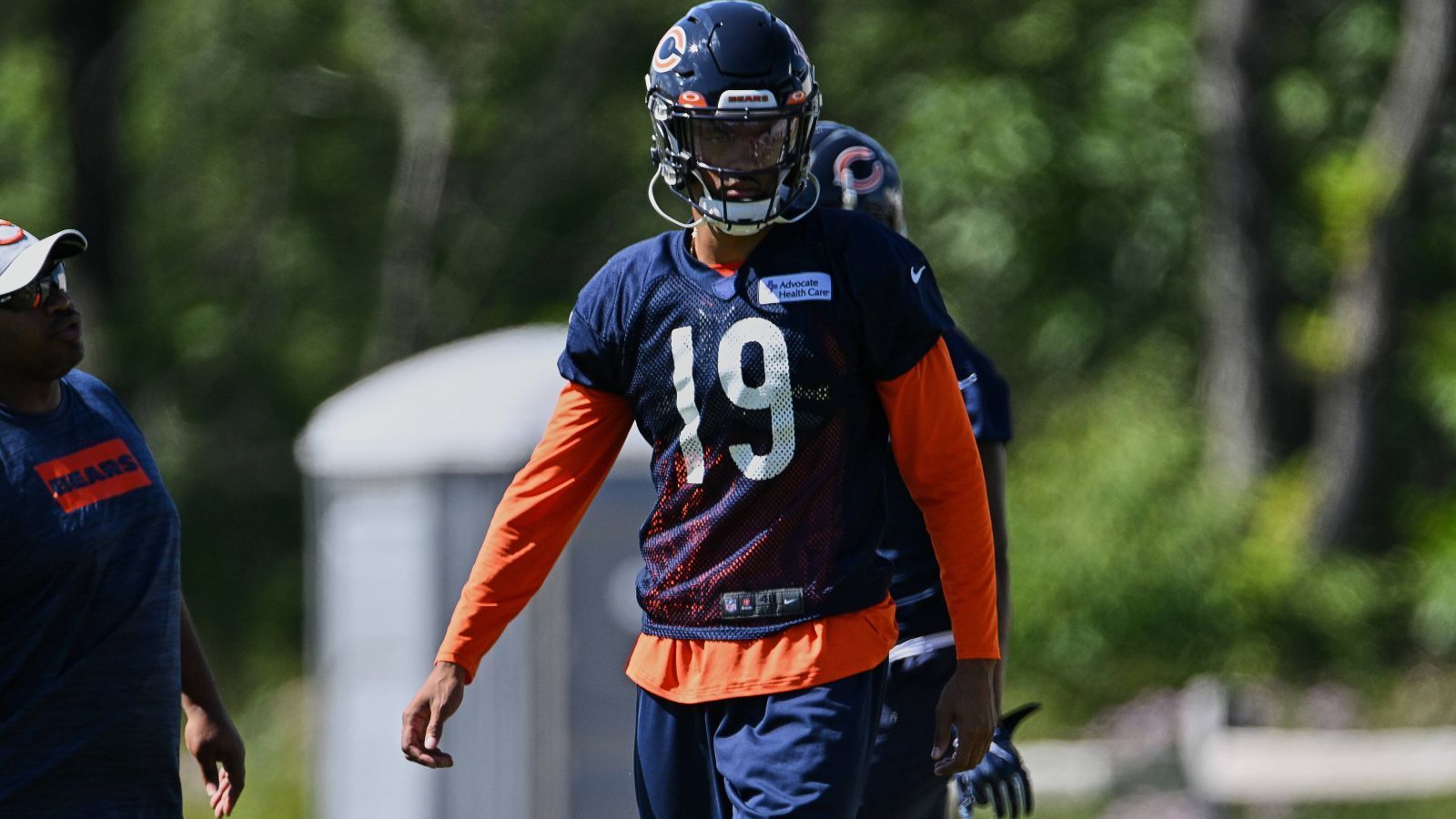 
                <strong>Equanimeous St. Brown (Chicago Bears)</strong><br>
                Bruder "EQ" erwartet ein weiteres Jahr, in dem er kämpfen muss. Die Chicago Bears befinden sich mitten im Umbruch und haben in der Offensive auch aufgerüstet. Justin Fields hat mit DJ Moore, Darnell Mooney und Chase Claypool drei starke Anspielstationen auf der Position des Wide Receiver. St. Brown muss sich den Platz erst noch erkämpfen und fungiert erstmal als erste Option von der Bank. Sollte sich jemand verletzen, wäre es die Chance für den Deutschen, zu zeigen, was er kann.
              