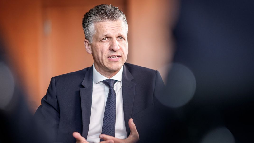 Kanzleramtsminister Thorsten Frei (CDU) über den Rüstungsstopp an Israel: "Grundlinien der deutschen Israel-Politik unverändert".