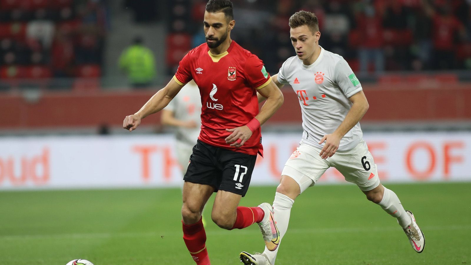 
                <strong>Trotz Sieg: Arbeitssieg statt Leichtigkeit</strong><br>
                Waren es die Nachwirkungen des Flugchaos aus der Nacht zum Samstag oder doch ein Zeichen der Überspieltheit in dieser Marathon-Saison? In der zweiten Halbzeit kam den Bayern die Dominanz der ersten Hälfte jedenfalls abhanden. Klare Torchancen blieben lange aus. Auch von der Bank kam trotz der Einwechslungen von unter anderem Eric Maxim Choupo-Moting einmal mehr kaum Schwung. Nicht nur Lewandowski hofft im Finale am Donnerstag (ab 19 Uhr im Liveticker auf ran.de) auf "besseren Fußball".
              