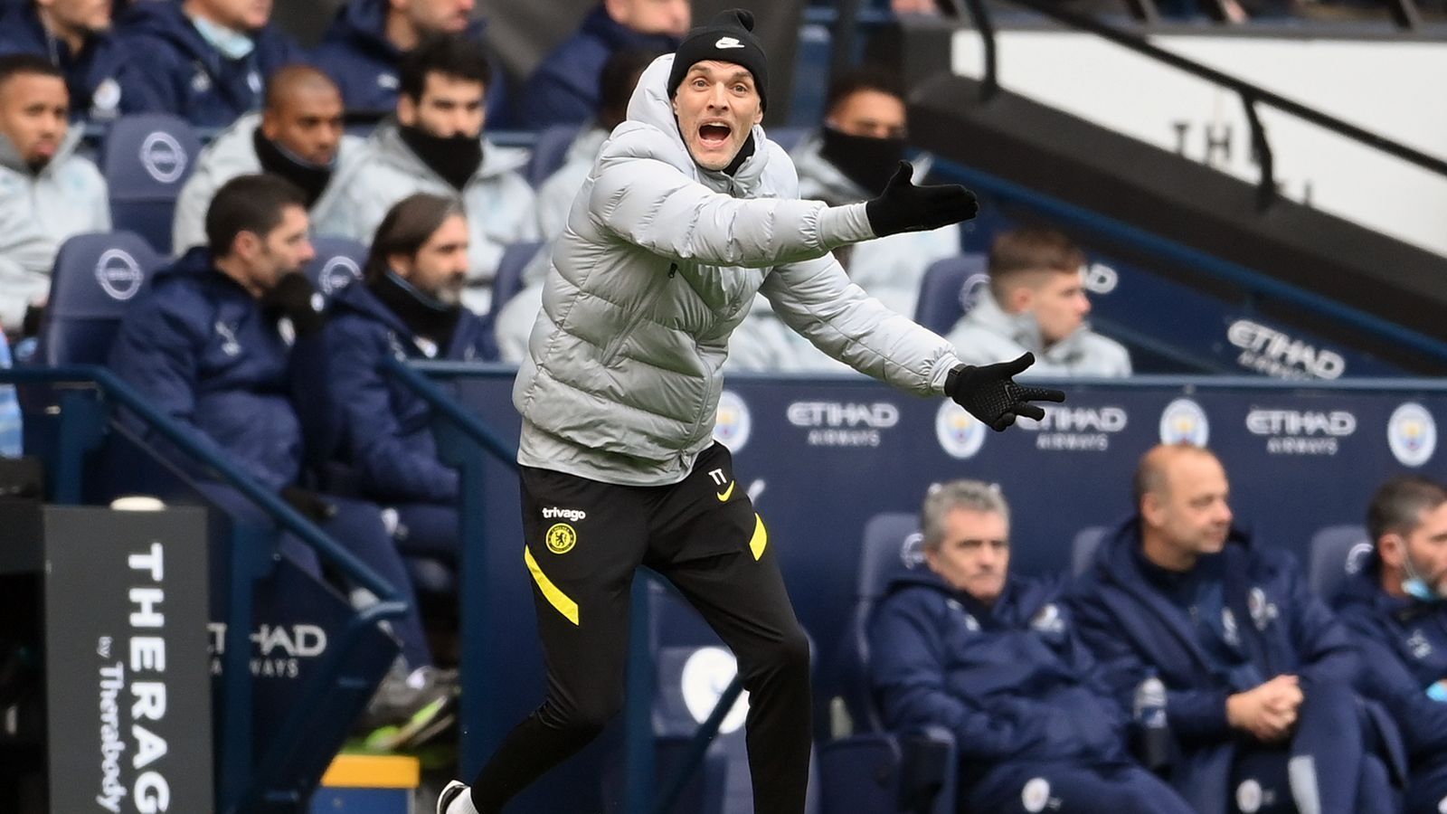 
                <strong>Unzufriedener Tuchel</strong><br>
                Spielerisch war Chelsea in der ersten Halbzeit teilweise erschreckend klar unterlegen, was Trainer Thomas Tuchel an der Seitenlinie immer wieder zu Gefühlsausbrüchen trieb. Der deutsche Coach der Londoner konnte mit dem passiven Auftritt seines Teams schlichtweg nicht zufrieden sein. Schließlich war es seine Mannschaft, die aufgrund der Tabellenkonstellation als Tabellenzweiter hinter City unbedingt einen Sieg brauchte, um wieder etwas näher an Spitzenreiter ManCity heranzurücken. 
              