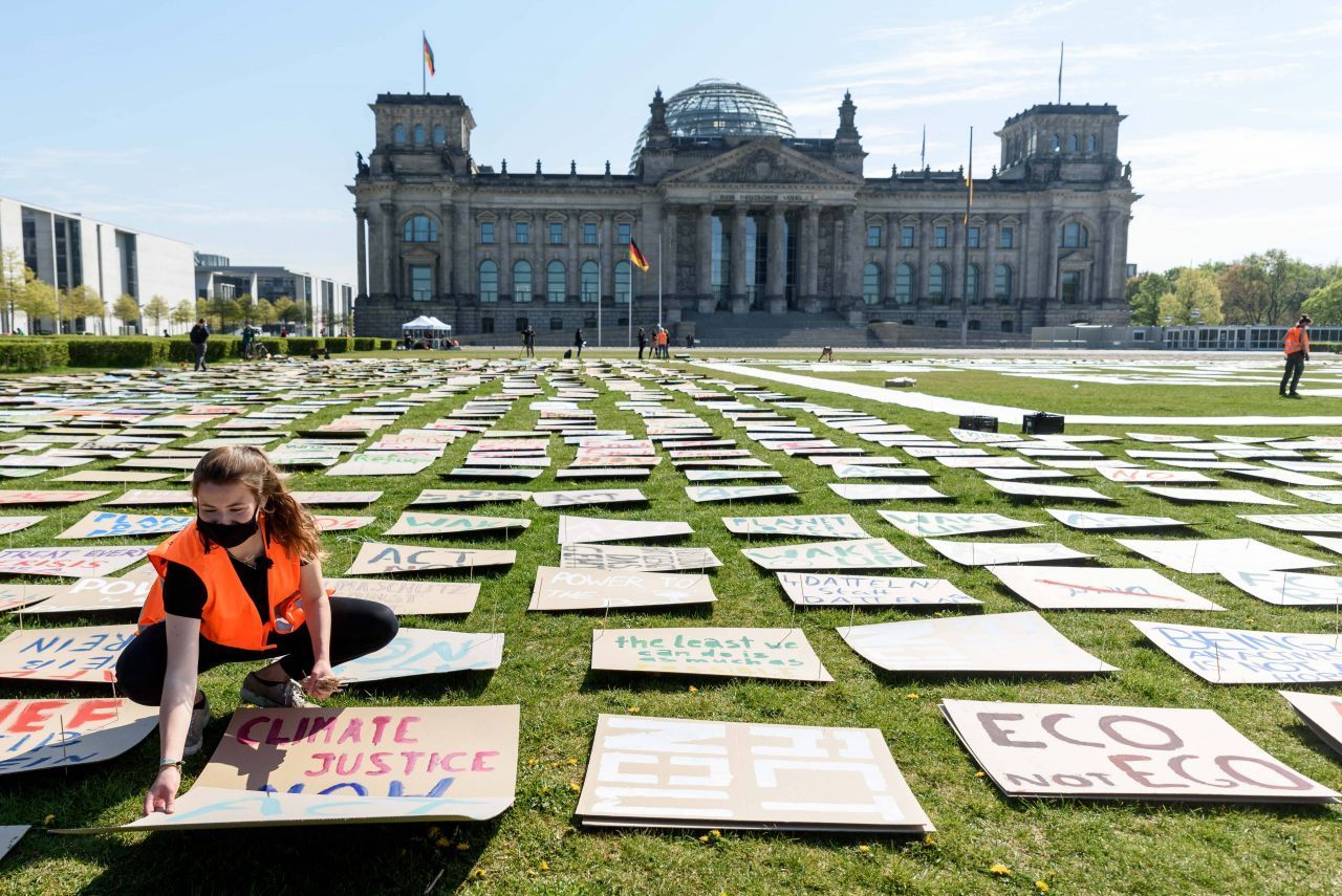 Der 5. Globale Klimastreik von Fridays for Future fand wegen der Corona-Pandemie ebenfalls online statt. Hier legt Luisa Neubauer vor dem Reichtagsgebäude Plakate aus, die Aktivisten vorab entwerfen konnten. Etwa 10.000 Schilder hatte die Organisation vorab erhalten. Zudem gab es einen Hashtag, Livestreams und Videobeiträge von Aktivisten im Netz zu sehen. 