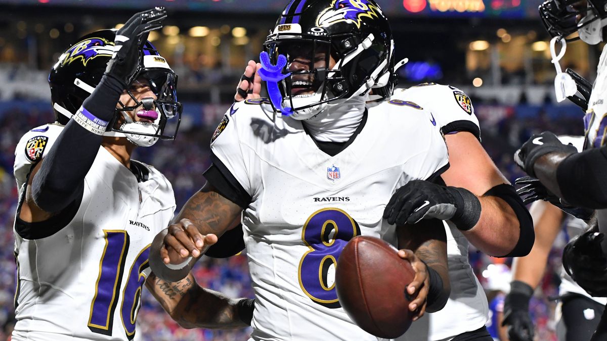 NFL, American Football Herren, USA Baltimore Ravens at Buffalo Bills Sep 7, 2025; Orchard Park, New York, USA; Baltimore Ravens quarterback Lamar Jackson (8) celebrates with wide receiver Tylan Wal...