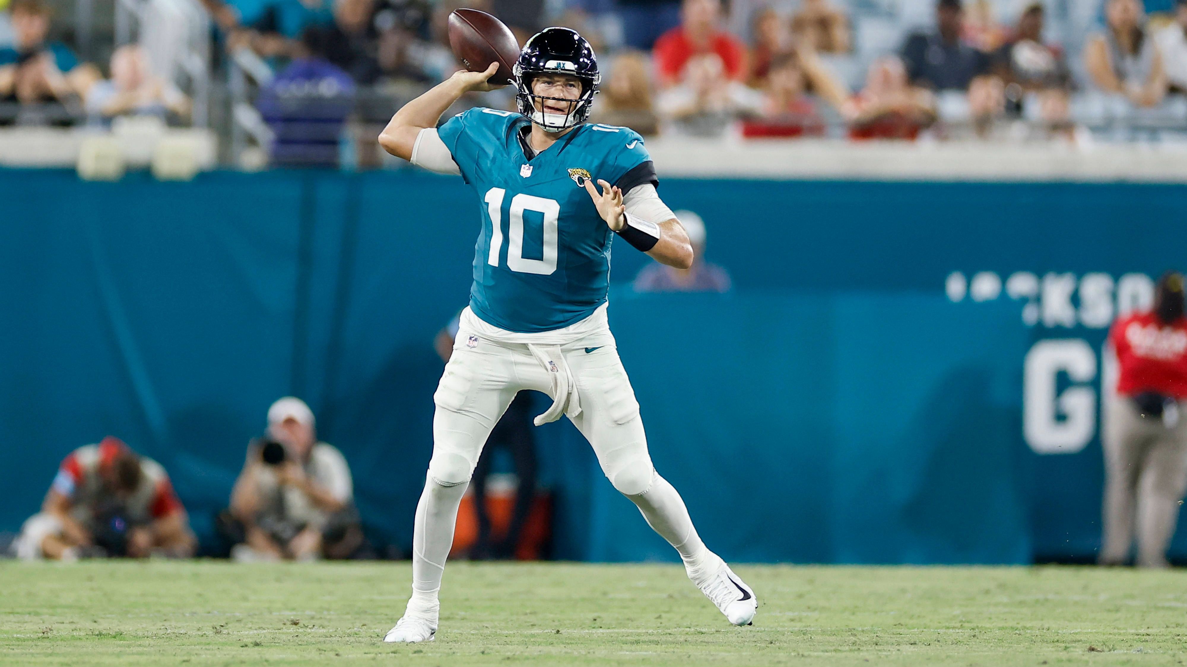 <strong>Mac Jones (Jacksonville Jaguars)</strong><br>Apropos Karriere wiederbeleben - das könnte auch Mac Jones mit einem Trade zu den Vikings. Der Spielmacher hatte eine hervorragende Debüt-Saison 2021, in der er die Patriots als sechstbeste Offense nach Punkten in die Playoffs führte. Danach ging es steil bergab, Jones wurde zu den Jaguars getradet. Da dort an Trevor Lawrence kein Vorbeikommen ist, könnte ein Trade für alle Seiten Sinn machen.