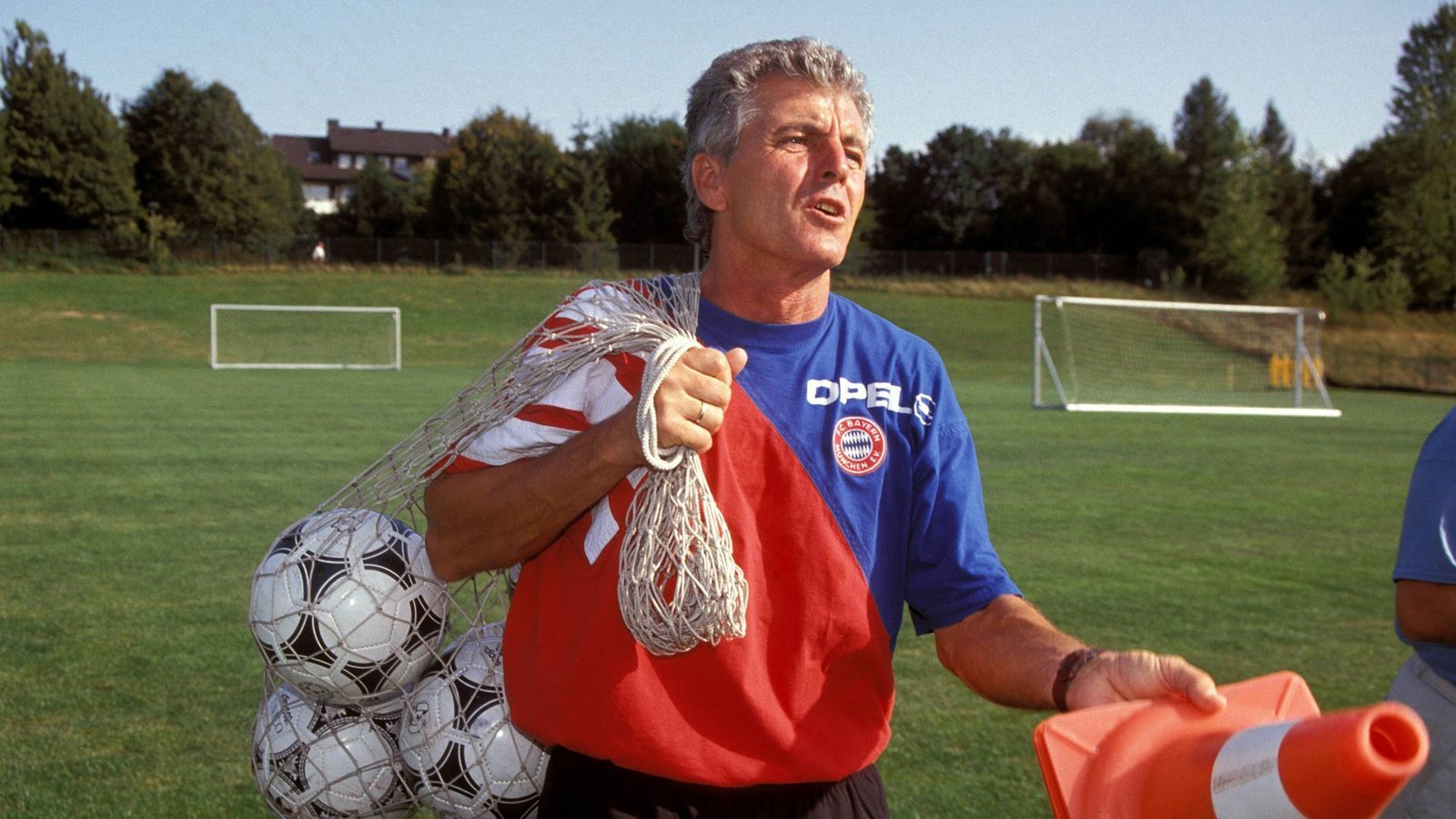
                <strong>Erich Ribbeck, UEFA-Cup-Sieger</strong><br>
                Trainer von Borussia Dortmund von 1984 bis 1985 und von Bayern München von 1992 bis 1993. Auch "Sir Erich" blieb bei seinen Engagements eher glücklos. In Dortmund übernahm er in schweren Zeiten und schaffte den Klassenerhalt. Gleiches gelang ihm in der Katastrophensaison 1991/92 auch als damals dritter Trainer der Bayern. Danach wurde er Vizemeister und in der Winterpause 1993 gefeuert. Franz Beckenbauer übernahm und wurde Meister. Es war das einzige Mal in der Geschichte der Bundesliga, dass ein späterer Meister einen Trainerwechsel innerhalb der Saion vollzog. Den UEFA Cup gewann Ribbeck übrigens mit Bayer Leverkusen.
              