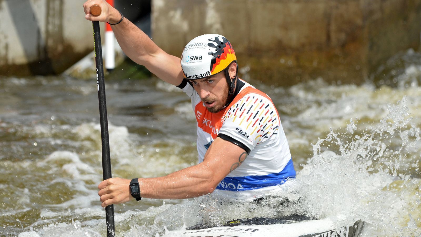 
                <strong>Sideris Tasiadis</strong><br>
                Kanadier-Fahrer Sideris Tasiadis (31) geht mit einem neuen Boot an den Start. "Der Sport wird immer schneller, das Boot muss wendiger werden. Ich habe es drei Zentimeter breiter bauen lassen, die Oberfläche ist flacher und der Einstieg größer, weil ich ja knie", sagte er der "Bild". Auch am Training feilt er: "Das hat sich über die Jahre so entwickelt. Ich mache mir Gedanken, wie ich besser werden kann." Durch das immer gleiche Programm, so stellte Tasiadis fest, "bin ich nicht besser geworden. Ganz im Gegenteil. Meine Leistungskurve wurde immer schlechter, obwohl ich das Gleiche trainiert hatte."
              