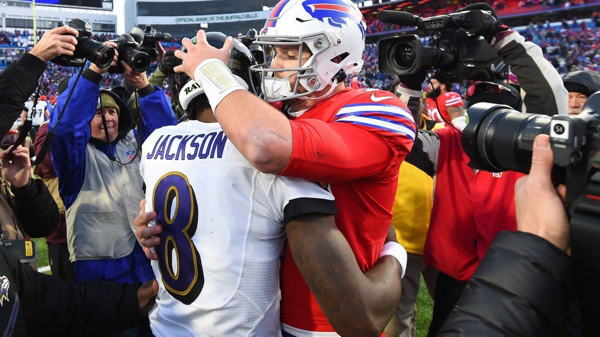 NFL, American Football Herren, USA Baltimore Ravens at Buffalo Bills, Dec 8, 2019; Orchard Park, NY, USA; Baltimore Ravens quarterback Lamar Jackson (8) greets Buffalo Bills quarterback Josh Allen ...