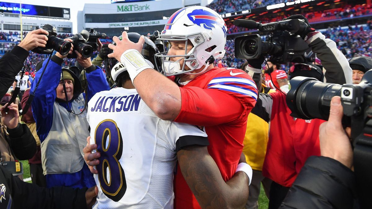 NFL, American Football Herren, USA Baltimore Ravens at Buffalo Bills, Dec 8, 2019; Orchard Park, NY, USA; Baltimore Ravens quarterback Lamar Jackson (8) greets Buffalo Bills quarterback Josh Allen ...