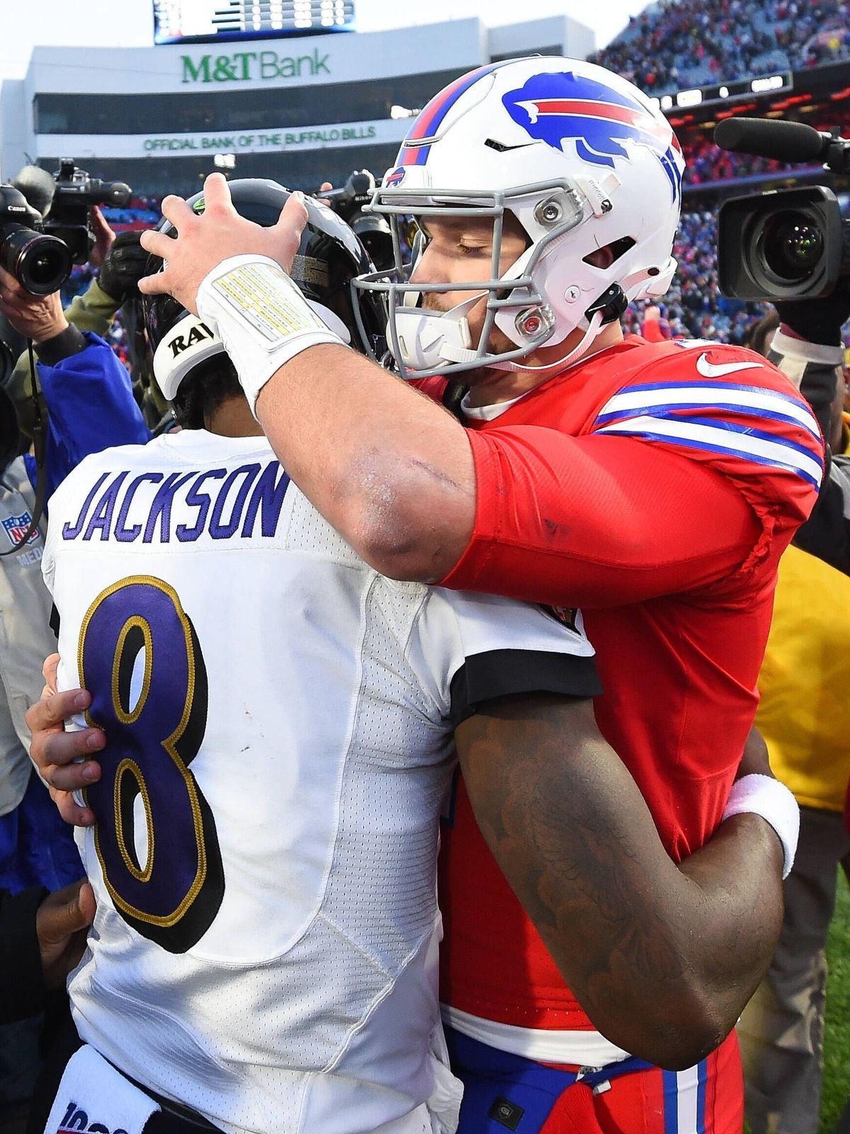 NFL, American Football Herren, USA Baltimore Ravens at Buffalo Bills, Dec 8, 2019; Orchard Park, NY, USA; Baltimore Ravens quarterback Lamar Jackson (8) greets Buffalo Bills quarterback Josh Allen ...