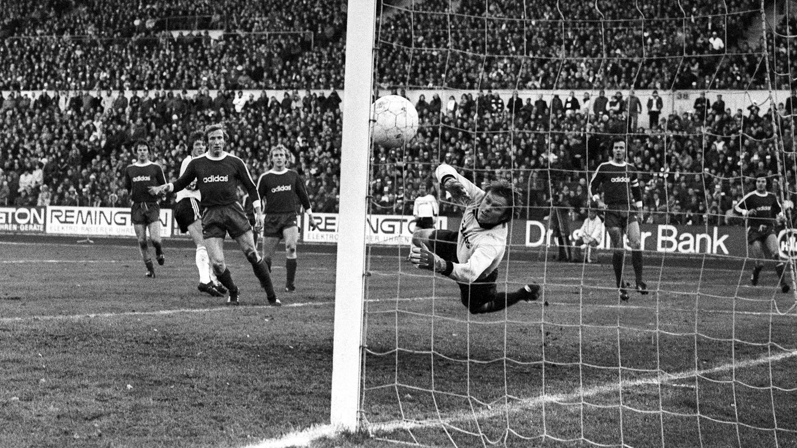 
                <strong>SGE-FCB-1975-Bundesliga</strong><br>
                Bundesliga, 1975/76: Eintracht Frankfurt - Bayern München 6:0 - Das SchützenfestNie gewann die Eintracht höher gegen Bayern München als an diesem 22. November 1975 im Waldstadion. Schon zur Pause stand es vor 55.000 Zuschauern 5:0. Wenzel, Nickel, Grabowski, Hölzenbein und Neuberger hatten die Partie bereits entschieden. Nach der Pause ging es gemächlicher zur Sache. Die Zugabe erfolgte nach einer Stunde durch einen direkt verwandelten Eckball von Bernd Nickel, der Sepp Maier (Bild) düpierte. 
              