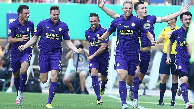 
                <strong>Gesucht: Bayern-Jäger</strong><br>
                Doch wer kann den FC Bayern auf dem Weg zur 26. Meisterschale überhaupt ärgern, so wie es dem FC Nöttingen im Pokal eine Minute gelang? Am ehesten wohl Vizemeister VfL Wolfsburg sowie die mit neuen Trainern ausgestatteten Revierklubs Borussia Dortmund und Schalke 04.
              