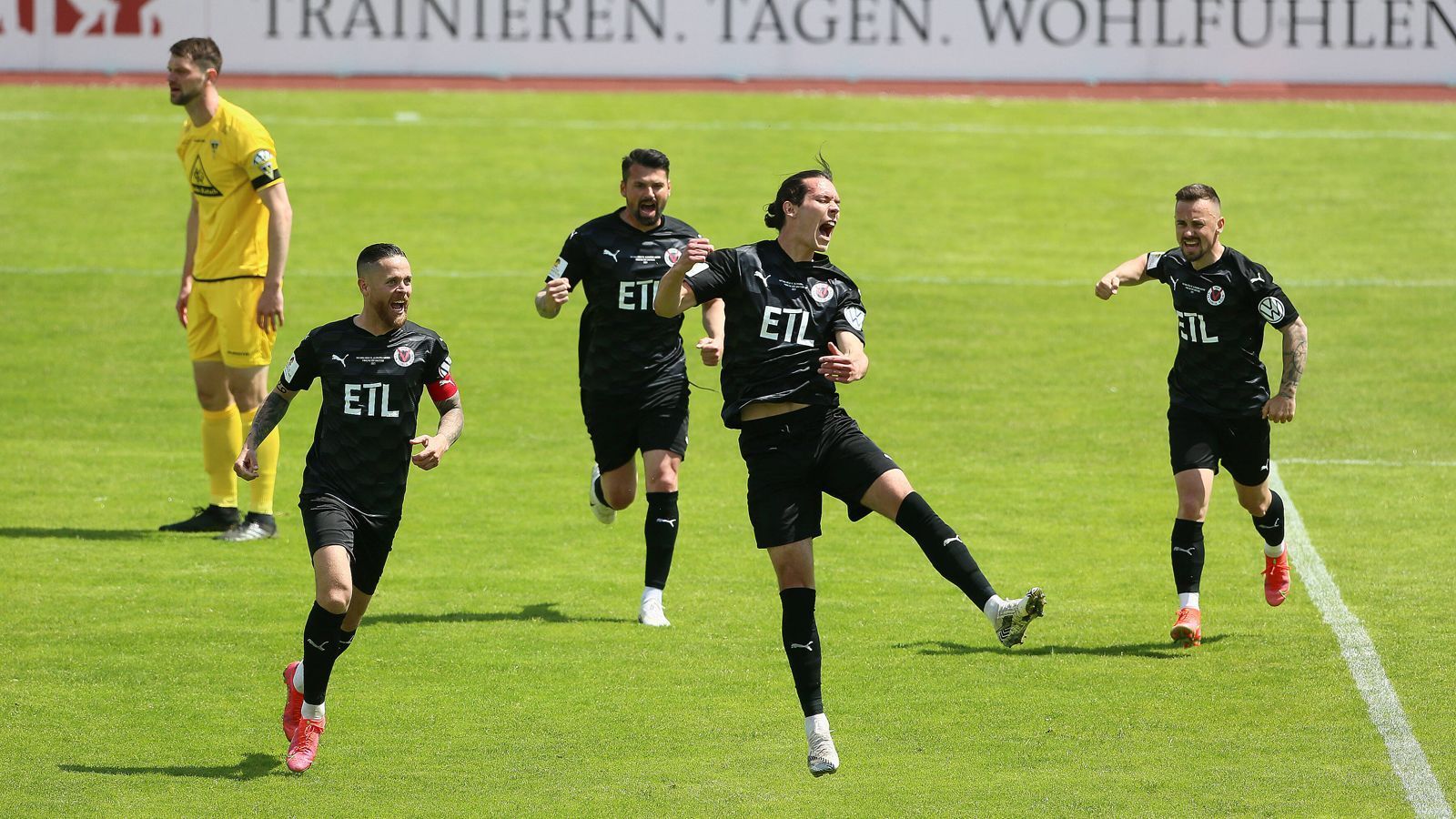 
                <strong>FC Viktoria Köln</strong><br>
                Im Landespokal Mittelrhein setzte sich der Drittligist mit 2:0 gegen den Regionalligisten Alemannia Aachen durch. Zum insgesamt siebten Mal triumphierte Köln am Mittelrhein und zog erstmals seit 2018 wieder in die erste Runde des DFB-Pokals ein. 
              