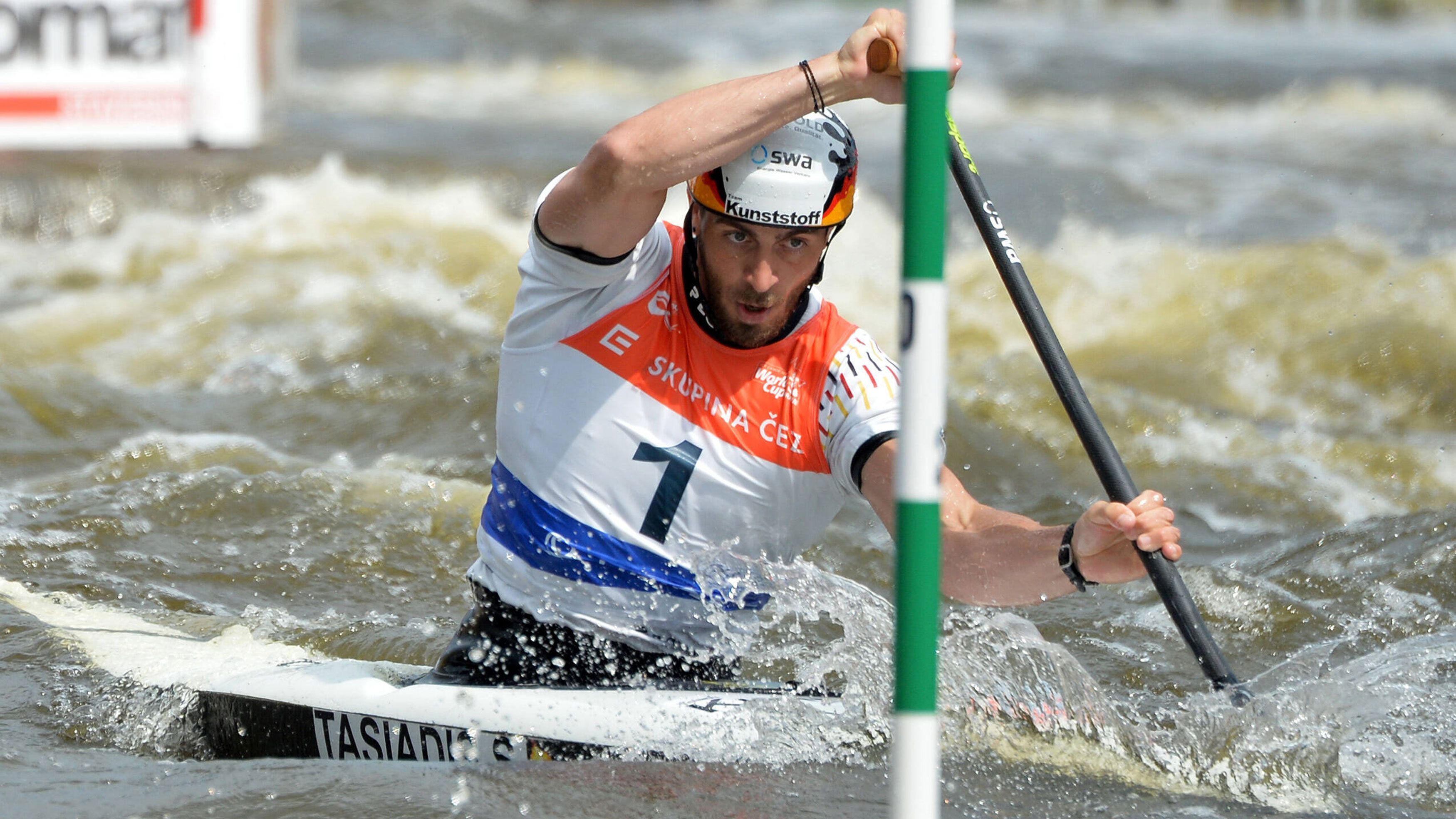 
                <strong>Kanuslalom-Team hat eigenen Pool dabei</strong><br>
                Um den Temperaturen gerecht zu werden, haben sich die deutschen Slalomkanuten etwas besonderes einfallen lassen. Sideris Tasiadis sagte vor den kommenden Wettkämpfen: "Wir haben einen eigenen Pool dabei, in dem wir 13 Grad kaltes Wasser haben. Dort kühlen wir uns nach den Einheiten ab", und fügte hinzu: "Die Hitze ist extrem, vor allem auf dem Kopf unter dem Helm. Wir schwitzen sogar im Boot an den Beinen." 
              
