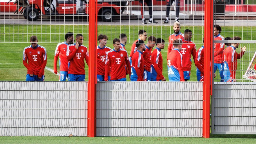 Die Spieler vom FC Bayern München sind zurück auf dem Vereinsgelände an der Säbener Straße.