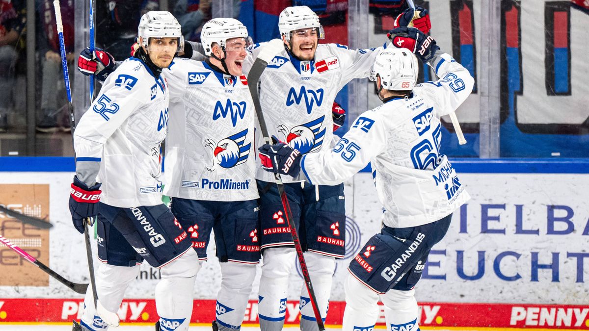 Torjubel Freude Mannheim Nicolas Mattinen (52, Adler Mannheim ) Marc Michaelis (65, Adler Mannheim ) und Teamkollegen, Nuernberg Ice Tigers vs. Adler Mannheim, Eishockey, Penny DEL, 7. Spieltag, 03...