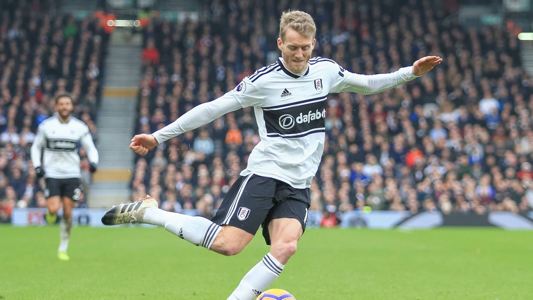 
                <strong>Andre Schürrle</strong><br>
                Der Weltmeister von 2014 war zuletzt an den FC Fulham ausgeliehen. Mit dem Abstieg der "Whites" aus der Premier League endete das Leihgeschäft automatisch. Doch in Dortmund hat Schürrle keine Perspektive mehr. Der BVB stellte den 28-Jährigen mit sofortiger Wirkung frei. Laut der türkischen Sportzeitung "Fotomac" soll Besiktas Istanbul Interesse haben. Ein weiterer möglicher neuer Arbeitgeber soll Lazio Rom sein.
              