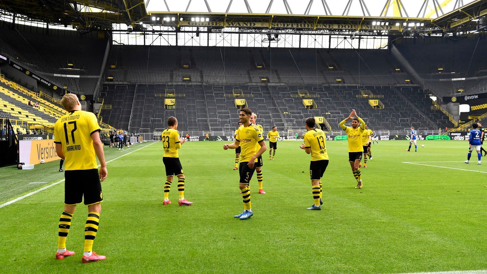 
                <strong>Die kuriosen Bilder des Bundesliga-Restarts</strong><br>
                Jubeln nur mit Abstand, heißt es im DFL-Konzept. Borussia Dortmund führt dies hier mit Torschütze Erling Haaland eindrucksvoll vor. Auch Ellbogenjubel ist erlaubt. 
              