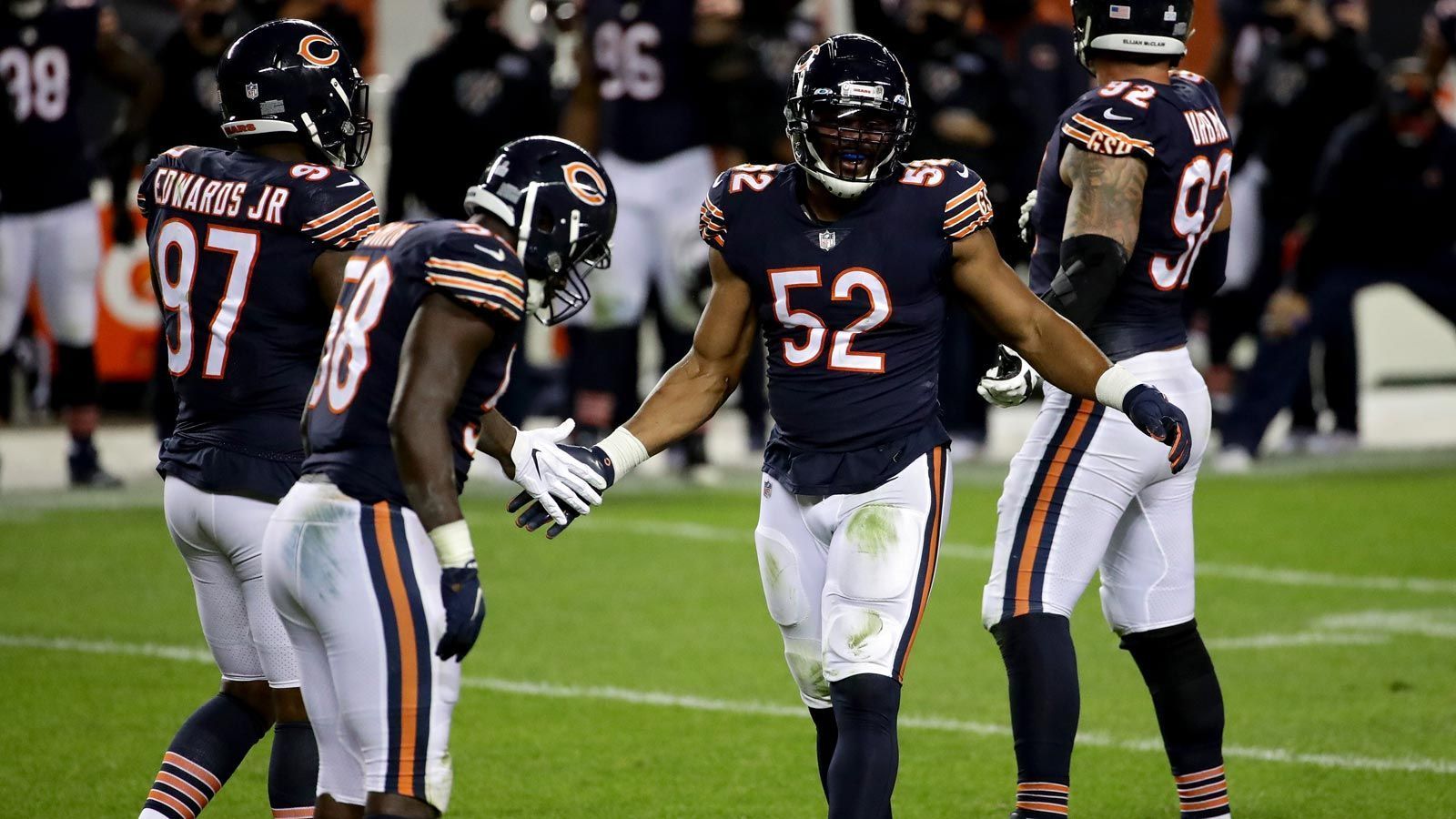 
                <strong>Platz 16 - Chicago Bears</strong><br>
                Chicago überraschte mit dem Trade des Drafts und sicherte sich Quarterback Justin Fields an der 11. Stelle. Auch die beiden Offensive Lineman Teven Jenkins (39) und Larry Borom (151) machen einen vielversprechenden Eindruck, sodass die Fans der Traditionsfranchise zuversichtlich auf den September hinfiebern können. Offen bleibt hingegen, ob Fields schon in Week 1 auf dem Feld stehen wird oder vorerst Routinier Andy Dalton den Vortritt lassen muss. 
              