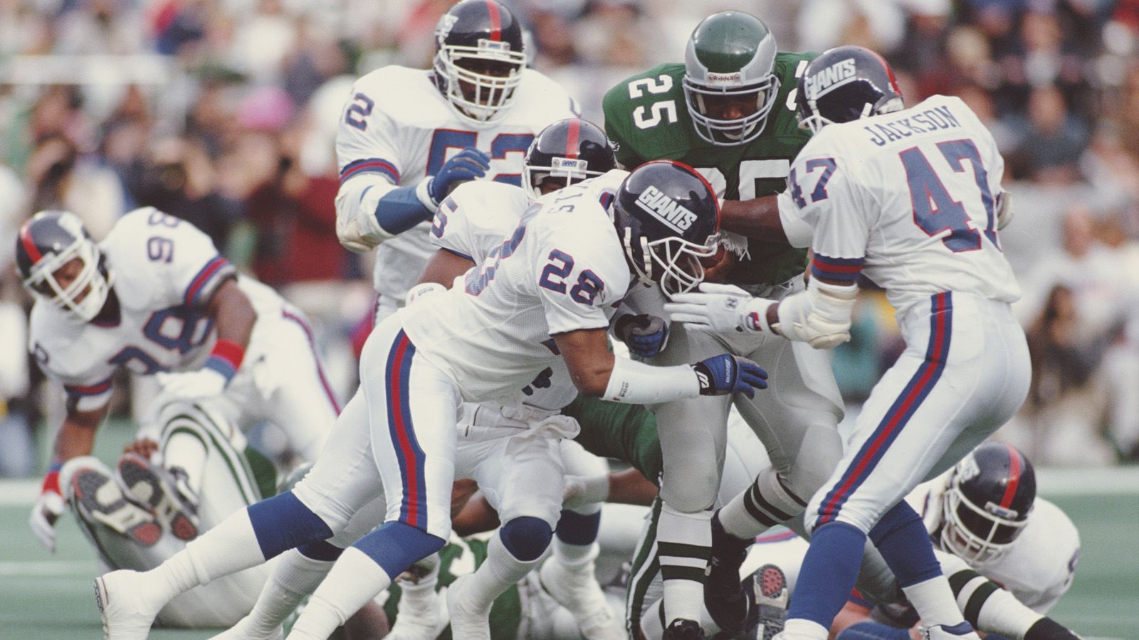 
                <strong>1988 Divisional Title Game</strong><br>
                Die Philadelphia Eagles brauchten zwingend einen Sieg gegen den Rivalen, um die NFC East zu gewinnen. Beim Stand von 17:17 in der Overtime hatten die Eagles per Field Goal die Chance zum Sieg, Luis Zendejas' Versuch wurde allerdings geblockt. Defensive Lineman Clyde Simmons sammele den Ball aber hinter der Line of Scrimmage auf, rannte die fehlenden 15 Yards in die Endzone. Die Schiedsrichter berieten sich lange, ob der Lineman überhaupt berechtigt war, den Ball zu berühren, ließen den Score aber letztlich zählen. Die Eagles erreichten damit die ersten Playoffs seit 1981.
              