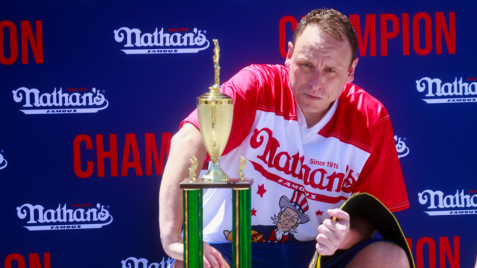 
                <strong>Millionär durch Hot-Dog-Wettessen: Joey Chestnut</strong><br>
                Nicht der einzige Weltrekord des Joey Chestnut. Hart gekochte Eier in acht Minuten? 141 Stück! Bruder Cholesterin lässt grüßen. Was noch? Wie wäre es mit 32 Big Macs? Die hat er nämlich einst in 38 Minuten verdrückt. Chicken Wings? Yes! 241 Flügel vernichtete er beim Wing Bowl XVI in Philadelphia im Jahr 2008. Insgesamt stellte Joey Chestnut bereits 55 Weltrekorde auf. 
              