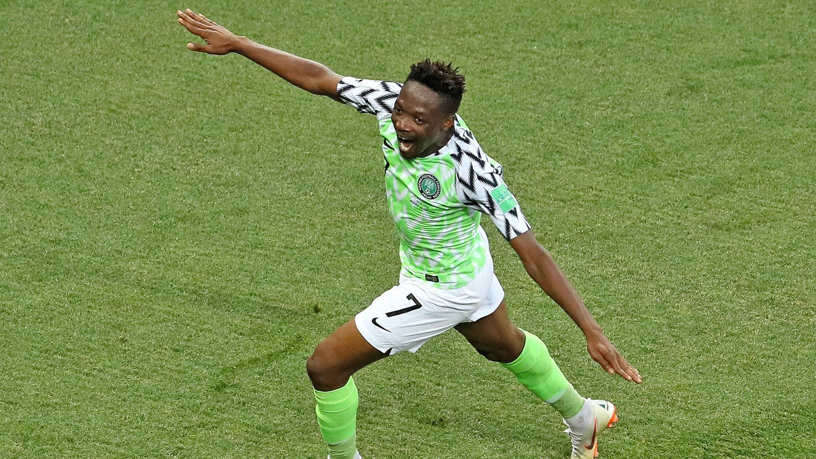 
                <strong>Ahmed Musa (Nigeria)</strong><br>
                Schon schade, dass alle afrikanischen Teams bereits nach der Vorrunde die Koffer packen mussten. Die Mannschaften - und Fans - vom Schwarzen Kontinent waren eine Bereicherung für das Turnier. Vor allem die Nigerianer mit ihren schrillen Trikots und ihrem impulsiven Fußball haben uns eine Menge Freude bereitet. Bestes Beispiel: Ahmed Musa. Der Angreifer von Leicester City, vergangene Saison an ZSKA Moskau ausgeliehen, fegte wie ein Wirbelwind über das Feld und nahm Island im zweiten Gruppenspiel mit einem Doppelpack im Alleingang auseinander.
              