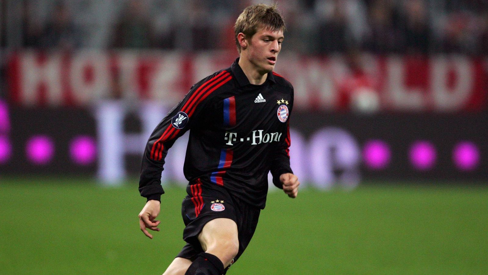 
                <strong>Toni Kroos</strong><br>
                2006 verpflichteten die Bayern Teenie Toni Kroos aus der Rostocker Jugend. Nur ein Jahr später erhielt er seinen ersten Profivertrag und sammelte erste Erfahrung. Um mehr Einsatzzeit zu bekommen, ging Kroos im Winter 2009 auf Leihbasis zu Bayer Leverkusen. Eine gute Entscheidung. Als er 2010 nach München zurückkehrte, gehörte er vier Jahre lang zu den absoluten Leistungsträgern beim Rekordmeister. Allerdings gelang es ihm nie, die Liebe der Fans zu gewinnen. 2014 - mit Triple-Gewinn und WM-Titel in der Tasche - wechselte er zu Real Madrid und stieg zum Weltstar auf. Heute blickt Kroos auf vier CL-Titel mit den "Königlichen" zurück.
              